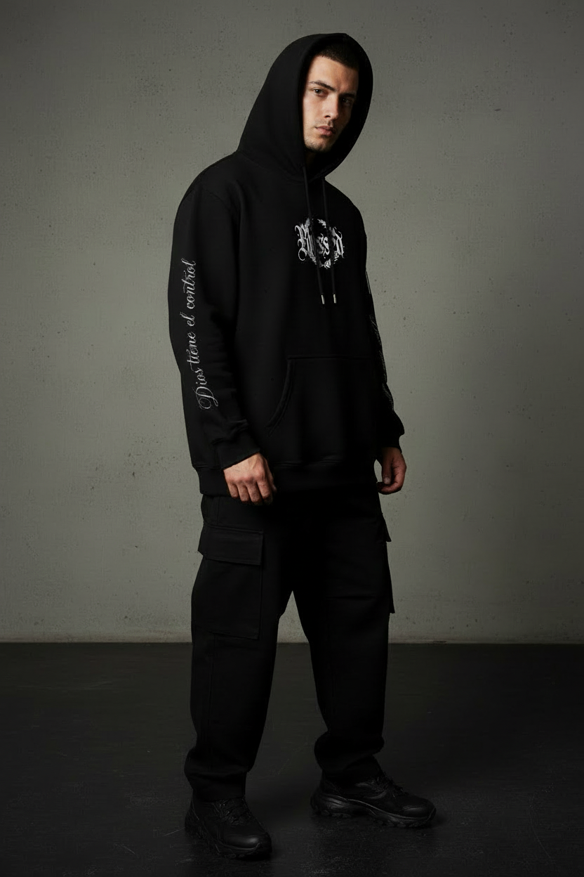 Hoodie con "Dios tiene el control" en la manga